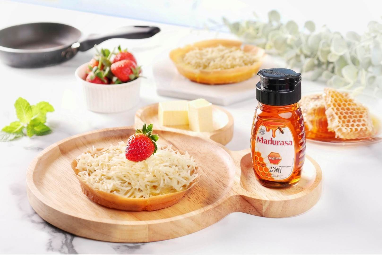 Martabak Teflon Dengan Topping Madu dan Keju, Yummy!