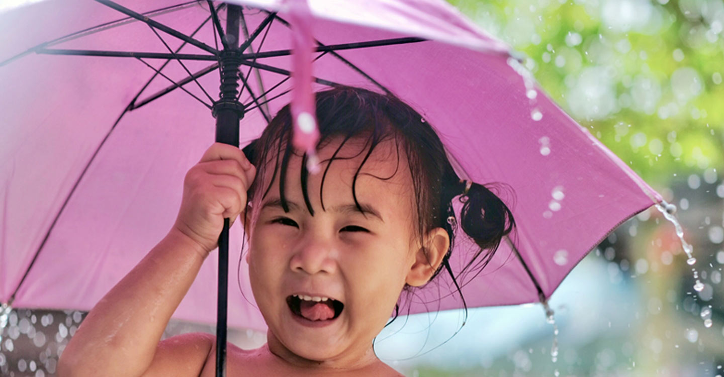 Khawatir Si Kecil Bermain Hujan? Lindungi dengan FitKidz Multivitamin Saja